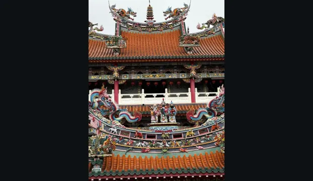 A Reddit photo of a temple roof filling the window, with Reddit's header and footer hidden
